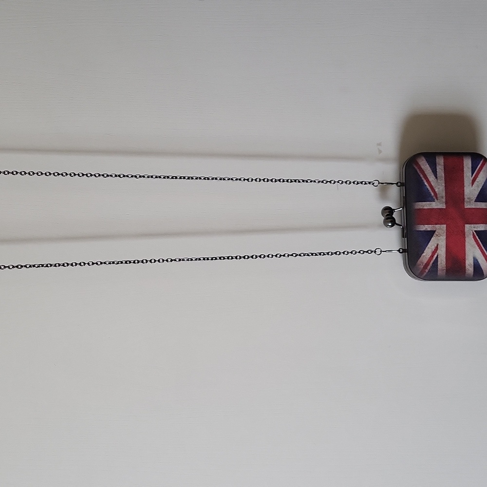 Union Jack Distressed Hard Case Clutch Purse With Chain Strap - Picture 4 of 5